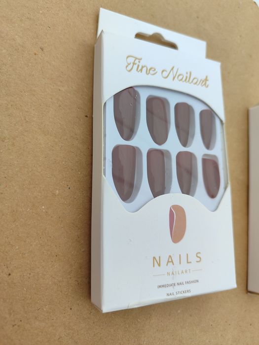 Накладні нігті бордовий і рожевий манікюр