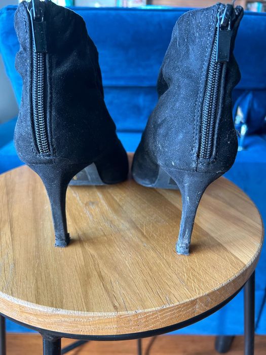 Czarne botki na obcasie