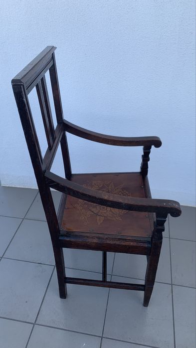 Cadeira antiga com braços