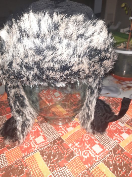 Шапка ушанка на межу.