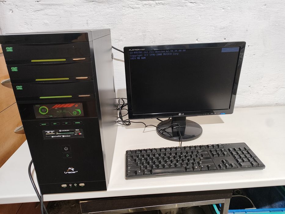 Komputer PC + Monitor + Klawiatura, AMD  2Gb RAM Obudowa z LCD Gratis