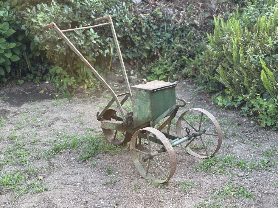 Semeador antigo em ferro