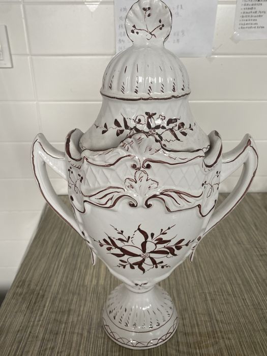 Jarro de porcelana pintado em mao