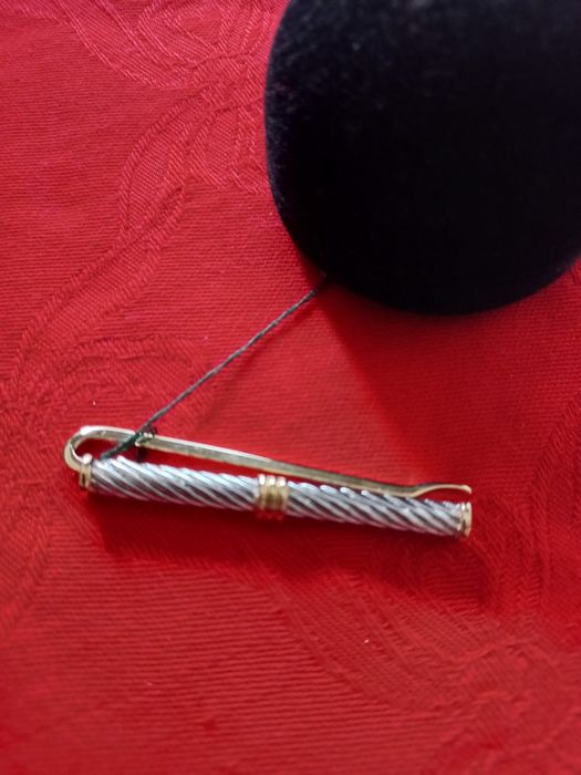 Alfinete de gravata prateado e dourado marca Shock