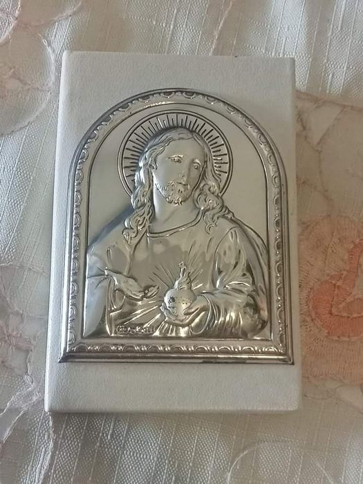 Caixa,tipo livro com motivo de prata e pendente/ crucifixo no interior