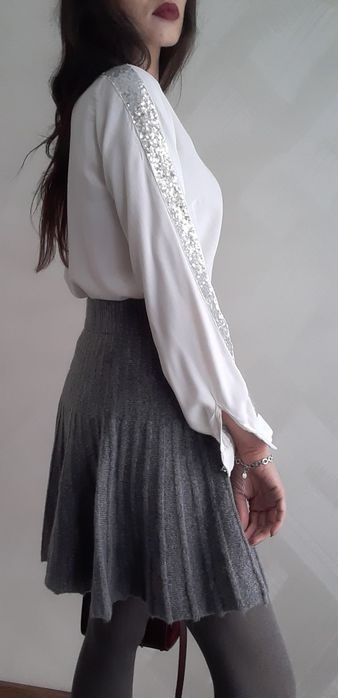White v-neck blouse with cequins Biała elegancka bluzka z cekinami