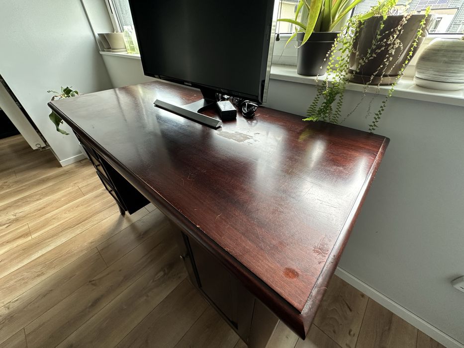 Piekne biurko z drewna machoniowego 130x60