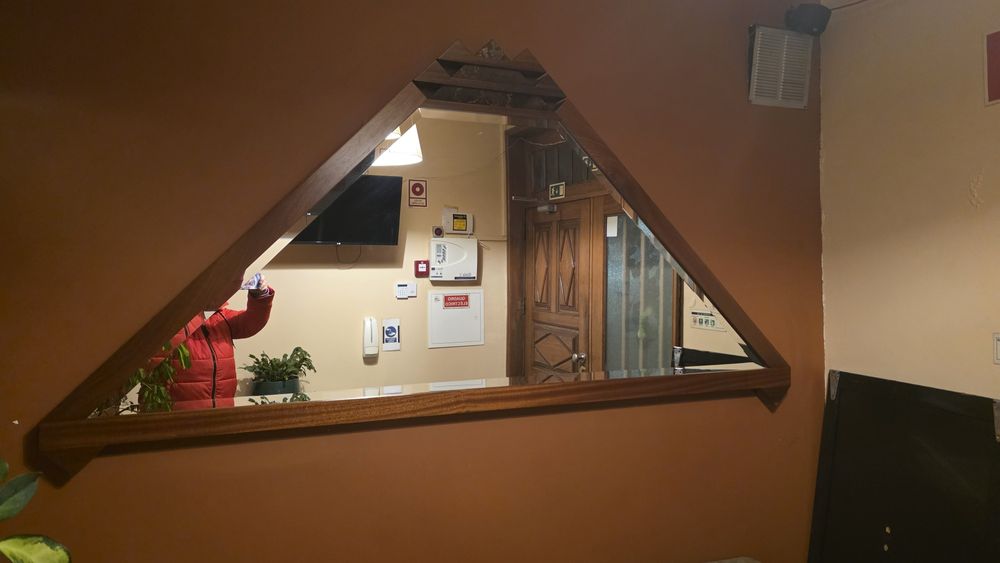 Espelho de design  em triângulo