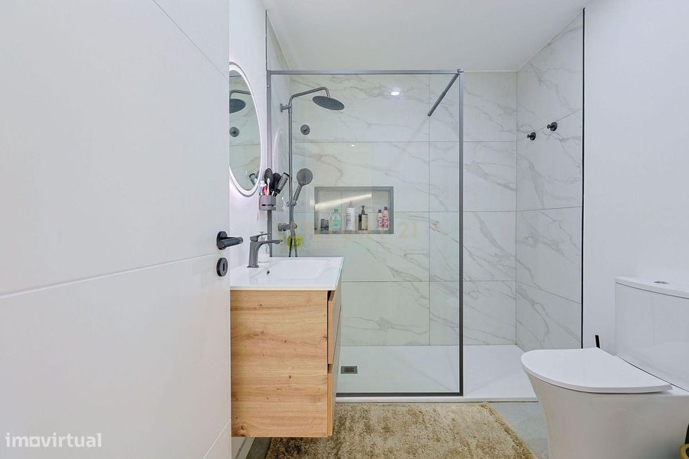 Apartamento T3 Duplex Remodelado no Centro de Corroios
