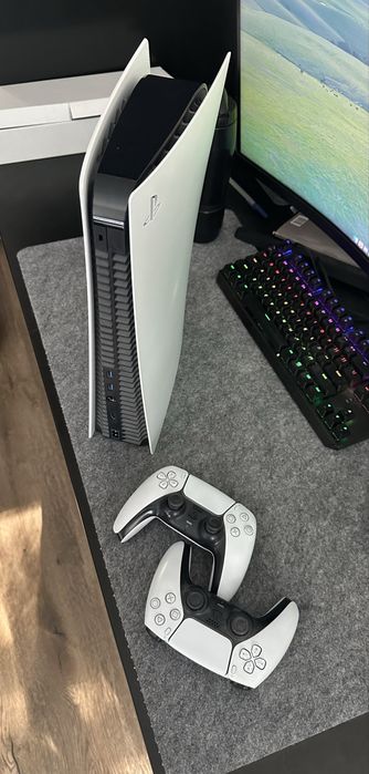 PlayStation 5 z napędem + 2 pady + 2 gry