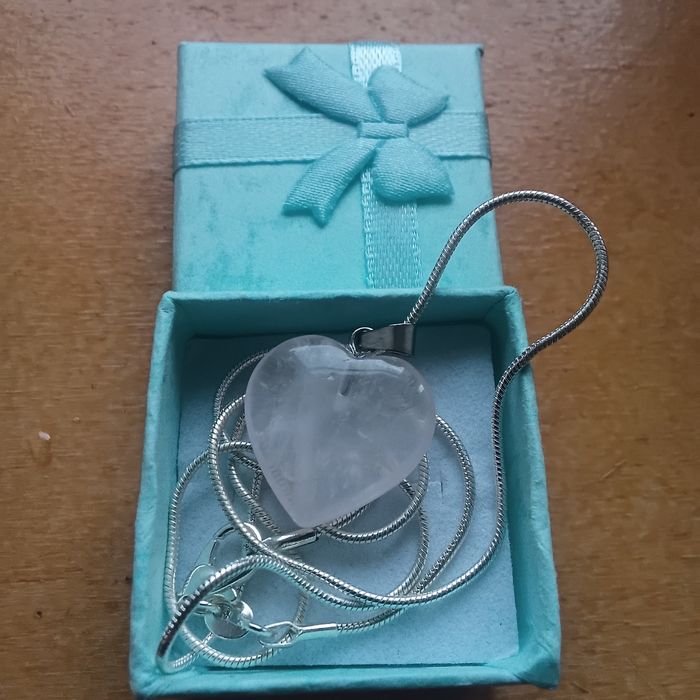 Fio em Prata com Quartzo Rosa em Coração