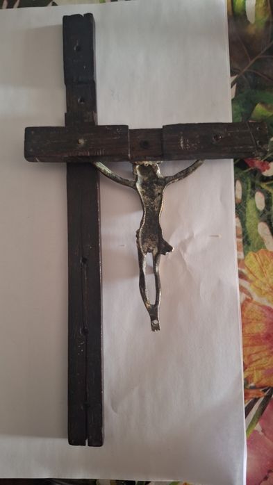 Crucifixo de Parede Antigo em Madeira e Bronze/Latão – Arte Sacra Popular