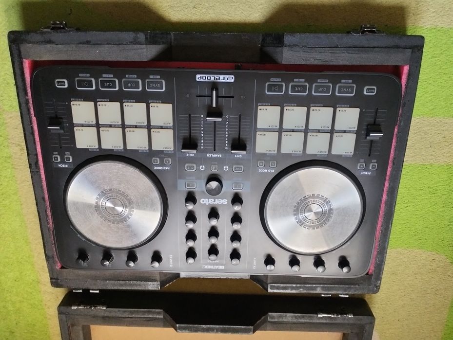 Controlador de DJ Reloop Beatmix 2 MK2 com mala.