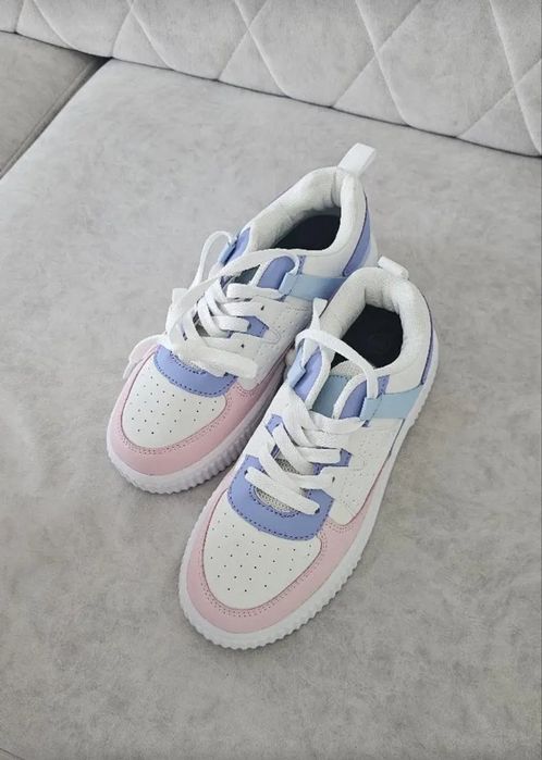 Nowe białe sneakersy z kolorowymi elementami, rozmiar 34.
