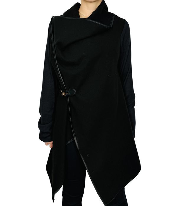 Czarny asymetryczny płaszczyk z klamrą M 38