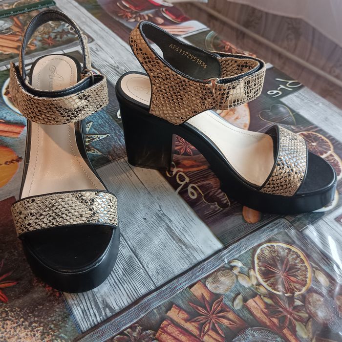 Босоножки женские кожаные 23см.