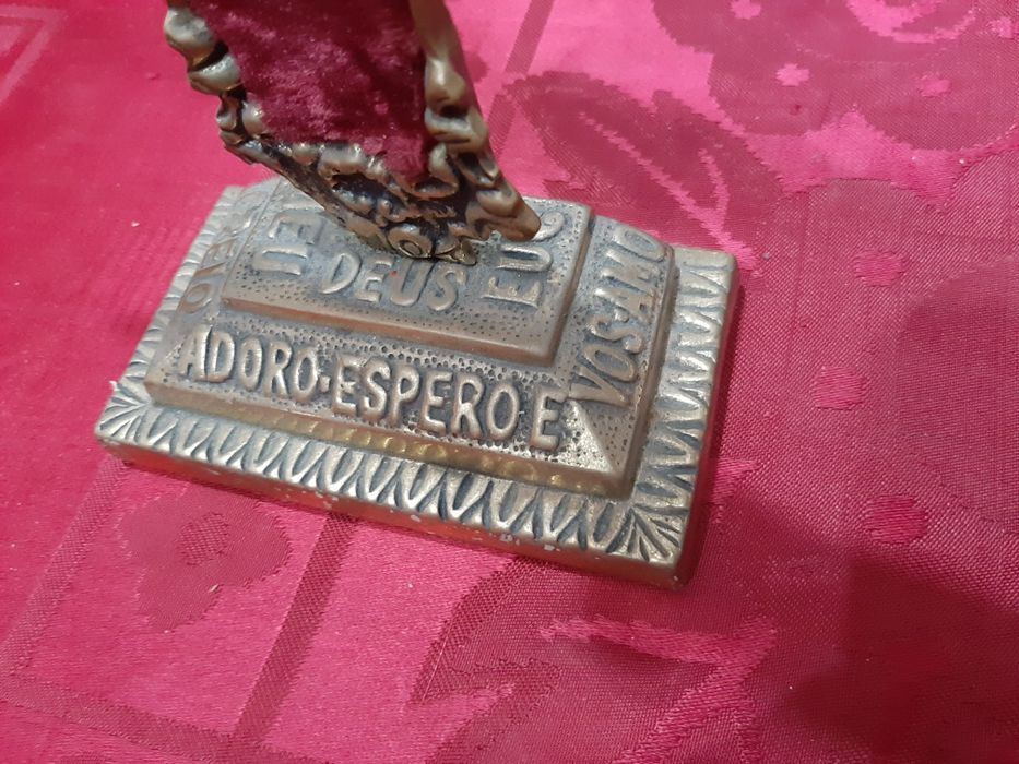 Crucifixo antigo em Bronze e veludo