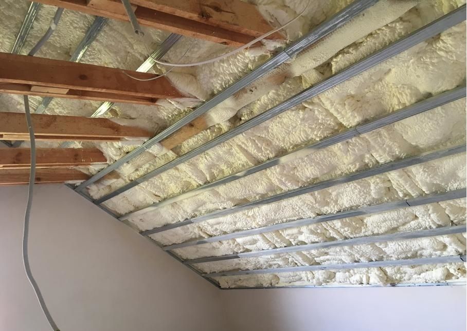 Ocieplanie piana PUR poddasza strop dach lepsze niż wełna mineralna