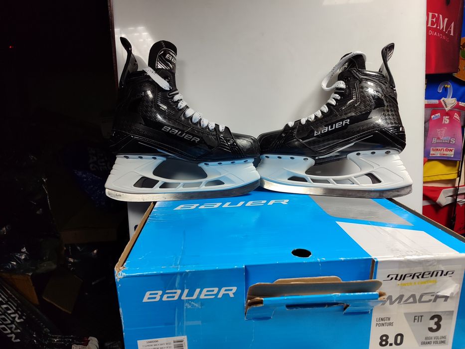 Хоккейна форма (ковзани, щіткі, труси нагруднік, лікті крагиі шоломи)