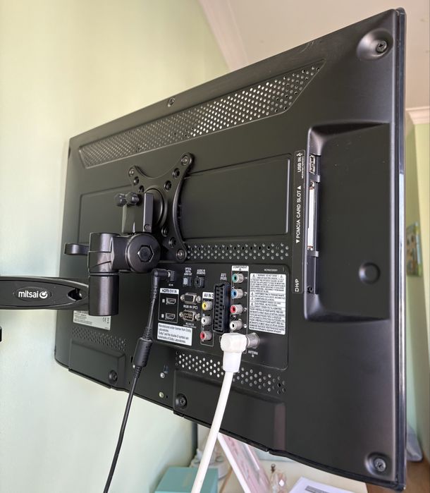 TV LG 22’ com suportes para móvel e parede