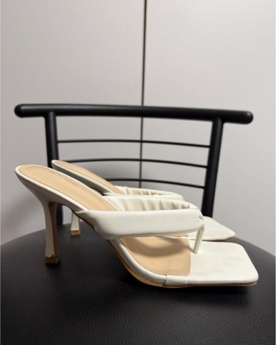 Жіночі босоніжки на каблуку (сандалі)