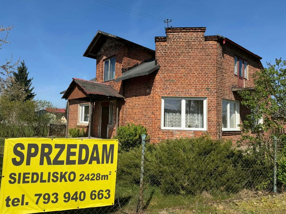 Siedlisko 2428 m2 z domem i budynkami gospodarczymi