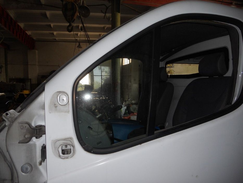 Стекло передней двери на Renault Trafic, Opel Vivaro, Nissan Primastar