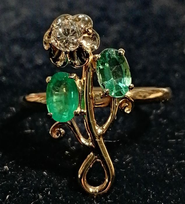 Старинное кольцо 56 пробы с натуральными изумрудами и бриллиантом