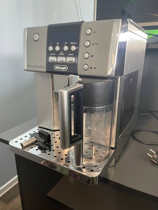 Продам кавомашину в ідеальному стані delonghi primadonna