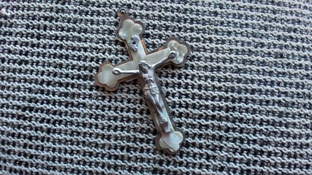 Terço com contas de madeira e crucifixo com madrepérola