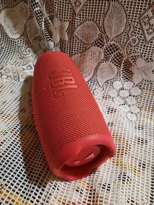 Продам оригинальную музыкальную колонку JBL в отличном состоянии