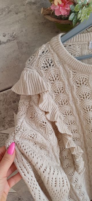 Beżowy ażurowy sweterek sweter Varlesca nude falbany falbanki