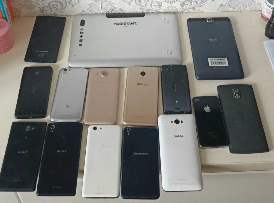 Лот телефонов и планшетов