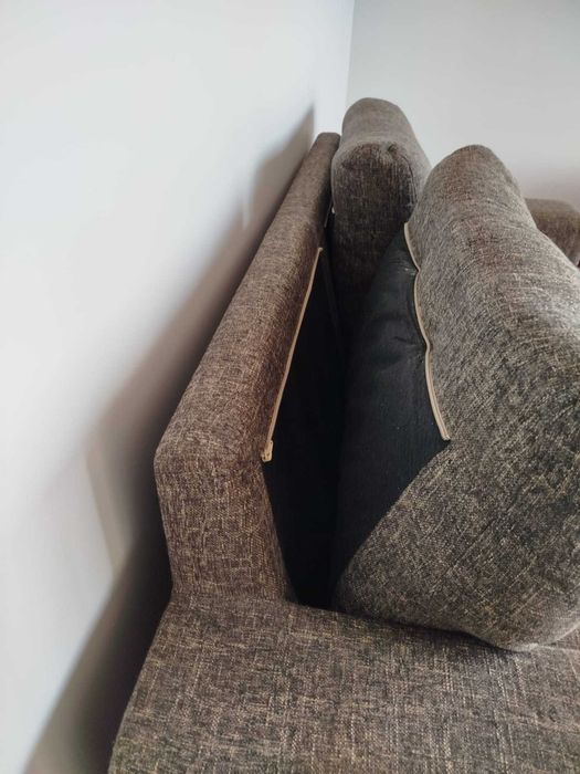 Sofá, mesa de cozinha e cadeiras