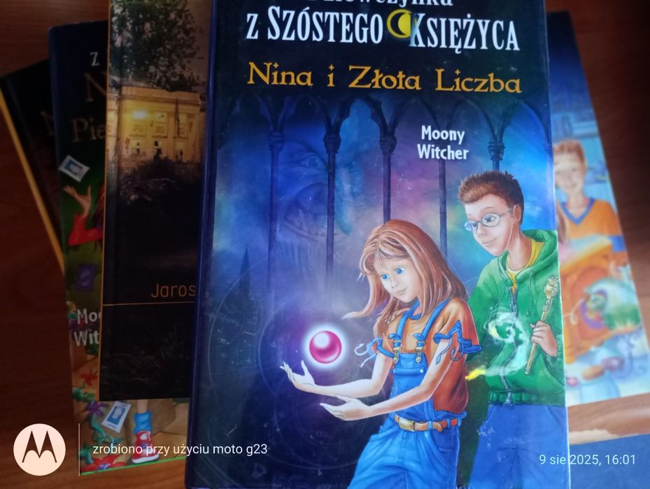 Seria książek dziewczynka z szóstego księżyca