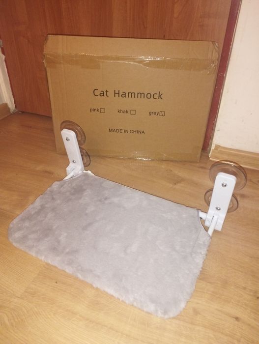 Hamak puszysty dla kota na przyssawkach