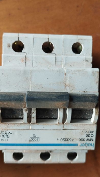 Several circuit breakers in good condition64874050831745121