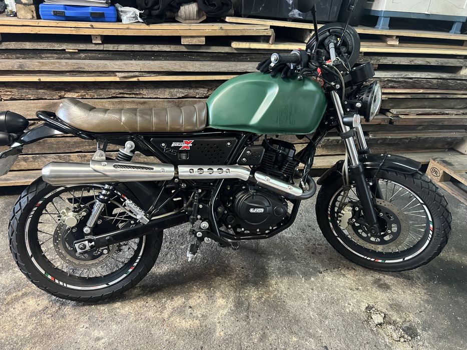 Um Renegad Scrambler X 125 cc ano 2021