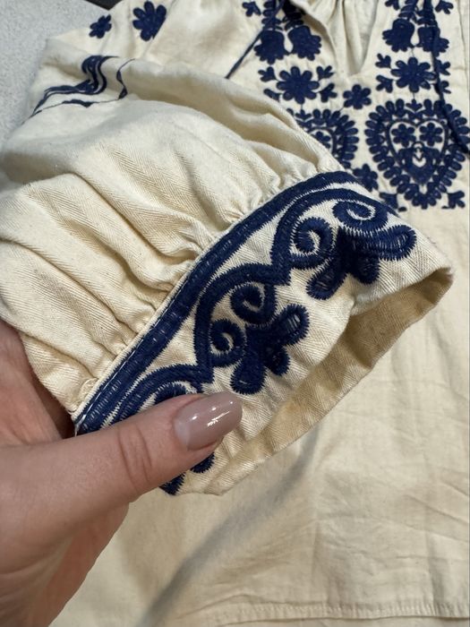 Вишиванка жіноча біла (бежева) з синьою вишивкою