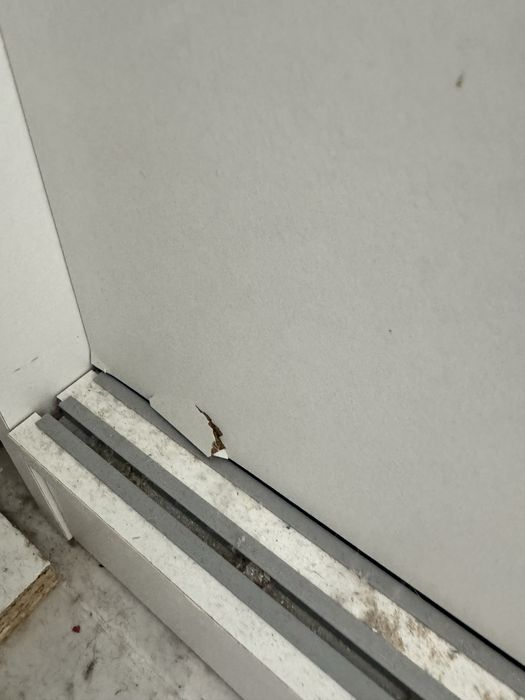 Armário alto com portas de correr com muito uso