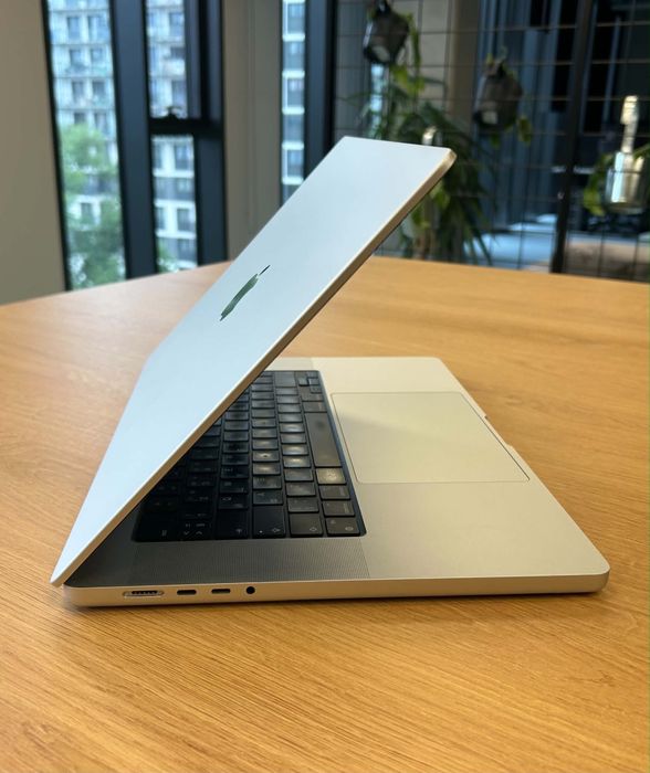 Sprzedam Apple MacBook Pro 16” (2021) z procesorem M1 Pro.