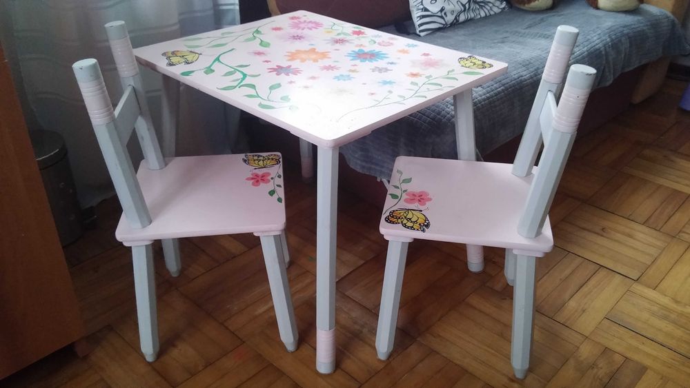 Drewniany stolik krzesło krzesła