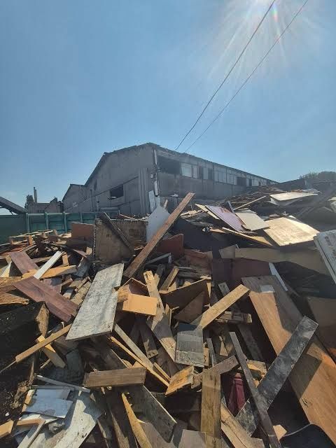 Обрізки дощок, бруса та інші дерев’яні залишки будівництва без сміття