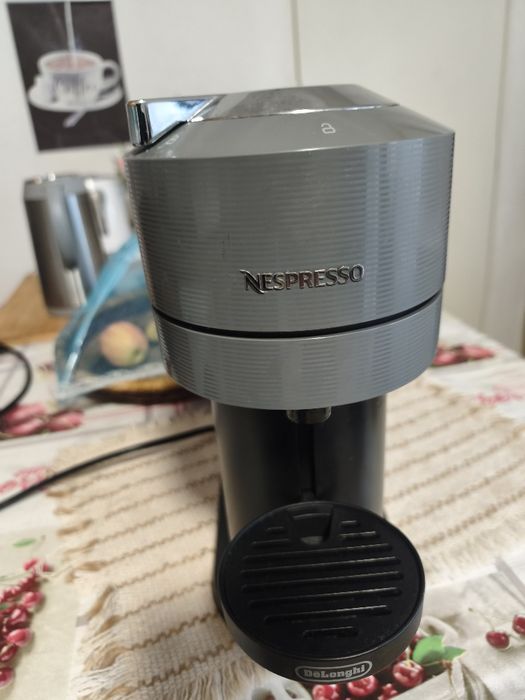 Cafeteira nova , usada algumas vezes .