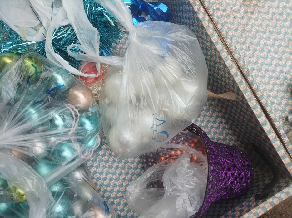 17 białych bombek choinkowych