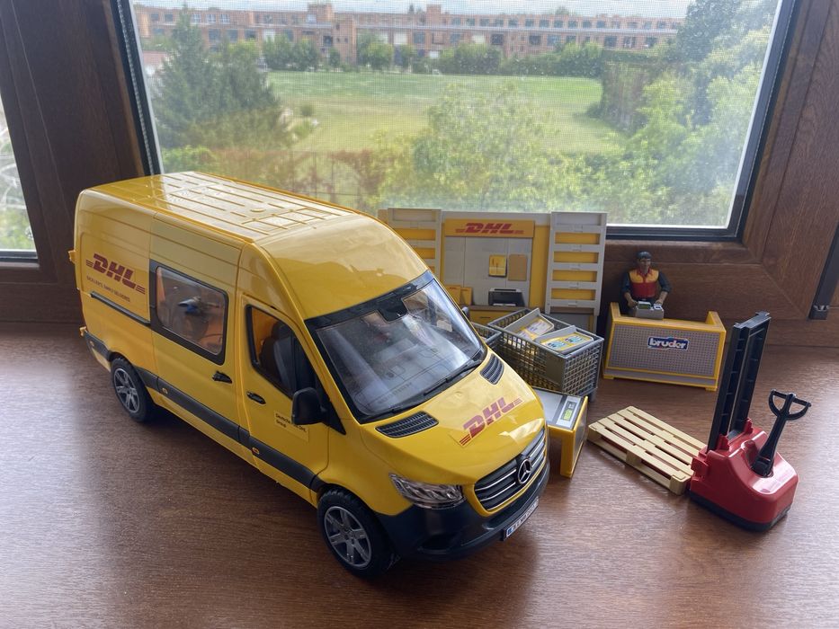 іграшкова модель фургона Bruder MB Sprinter у дизайні DHL, поштове відділення