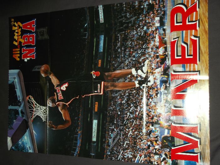 Revista All Stars of the NBA de 1995 com poster gigante.