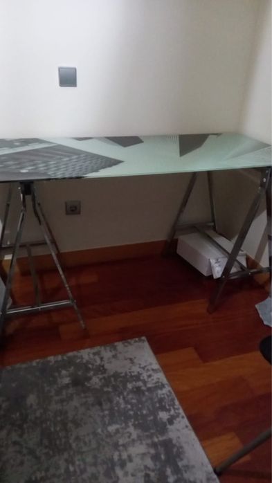 Secretaria com tampo de vidro