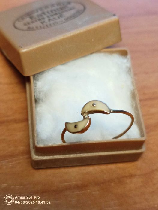 Anel antigo em ouro com embutido de material nobre vintage