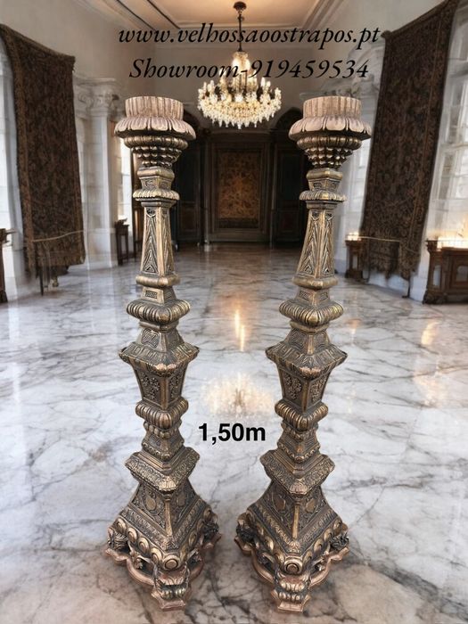 Mesa de jogo em madeira nobre com incrustações florais